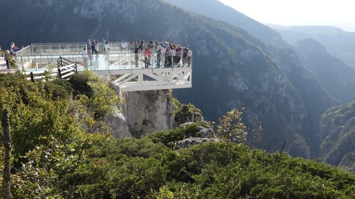 Vali Karadeniz, Çatak Kanyonu'nda cam terası inceledi
