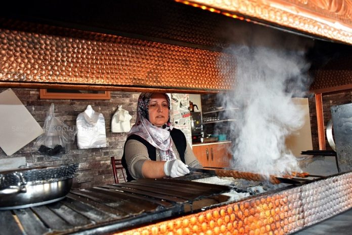KOCASI HASTALANINCA KEBAPÇI OLDU KOSGEB DESTEĞİYLE İŞ YERİNİ AÇAN KADIN KEBAP USTASI, LEZZETİNDE İDDİALI KADIN KEBAP USTASI GÜLDANE DALSIZ: