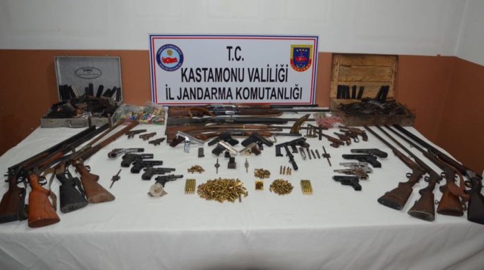 KASTAMONU MERKEZLİ 6 İLDE SİLAH KAÇAKÇILIĞI OPERASYONU SİLAH KAÇAKÇILARINA YÖNELİK DÜZENLENEN OPERASYONDA GÖZALTINA ALINAN 29 KİŞİDEN 8'İ TUTUKLANDI