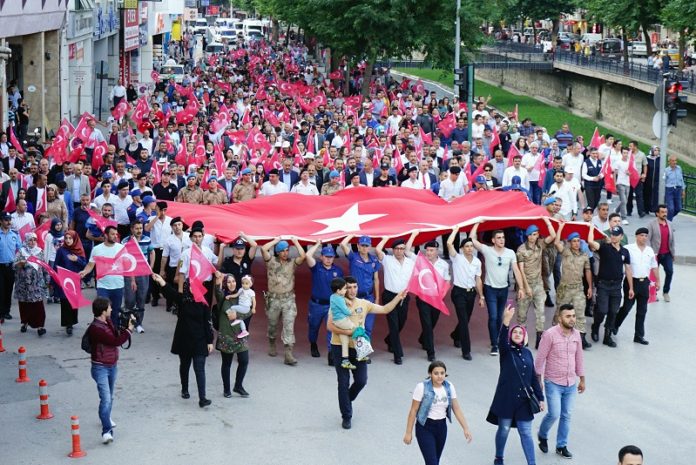 ASKER, POLİS VE VATANDAŞ EL ELE TÜRK BAYRAĞINI TAŞIDI KASTAMONU'DA BİNLERCE VATANDAŞ DEMOKRASİ NÖBETİNDE BULUŞTU