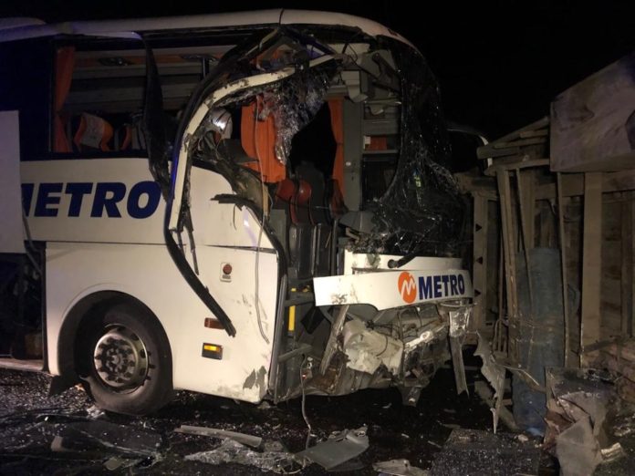 BAŞKENT'TE YOLCU OTOBÜSÜ, DEVRİLEN TIR'A ÇARPTI: 1 YARALI