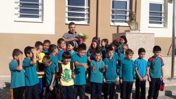 TEDAVİDEN DÖNEN ÖĞRETMENLERİNİ KONFETİ PATLATARAK KARŞILADILAR TOSYA'DA KALP RAHATSIZLIĞI GEÇİREN ÖĞRETMENE SEVGİ SELİ KONFETİ VE ALKIŞLARLA OKULUNA DÖNEN ÖĞRETMEN DUYGULANDI