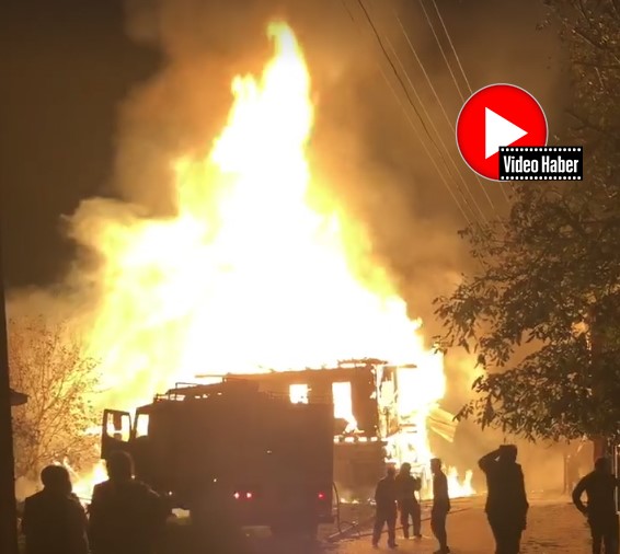 Tarihi konak kül oldu