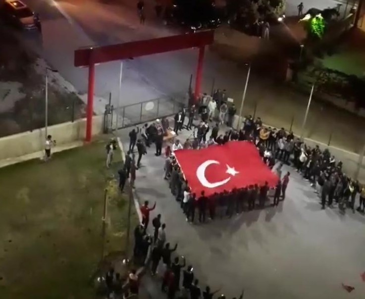 Yurtlarda kalan öğrencilerden Barış Pınarı Harekatı’na destek