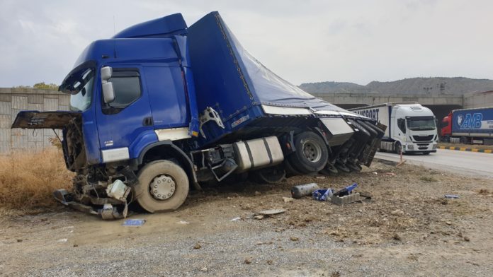 TOSYA'DA KONTROLDEN ÇIKAN TIR DEVRİLDİ: 1 YARALI
