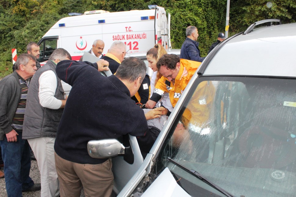 İnebolu’da iki oto çarpıştı