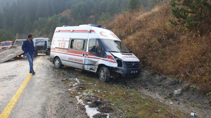 TOSYA'DA AMBULANS OTOMOBİL İLE ÇARPIŞTI, 1 YARALI