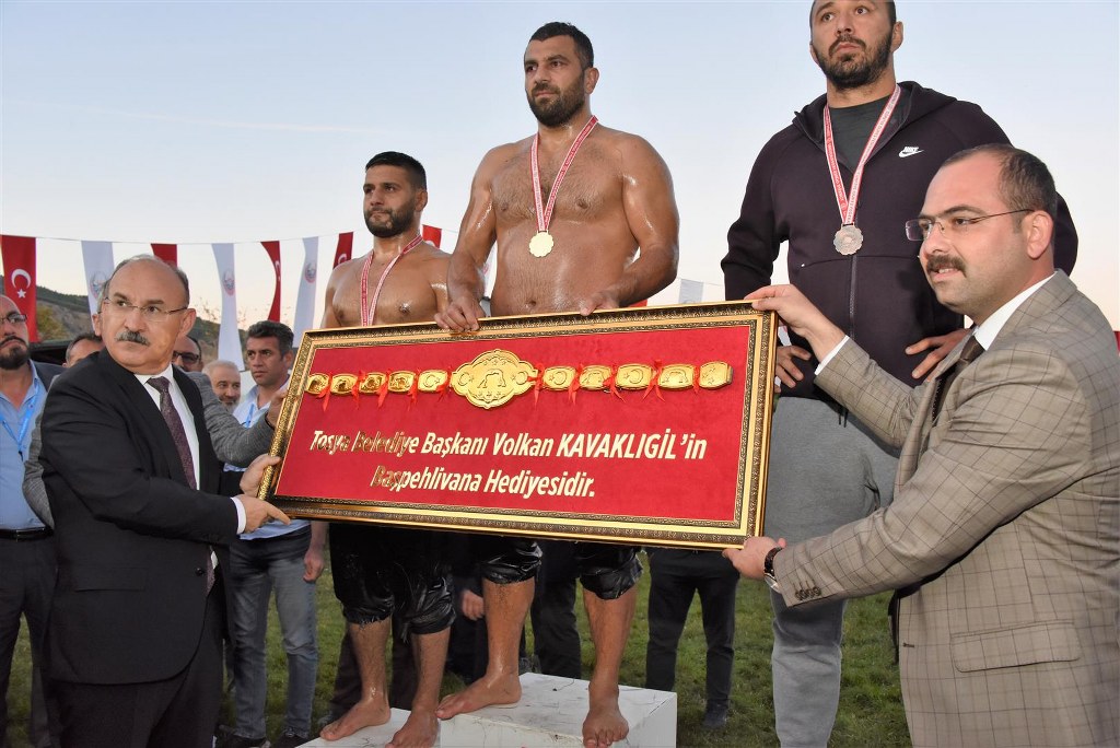 Tosya’da 400 güreşçi kol bağladı; Anadolu’nun başpehlivanı Fatih Atlı
