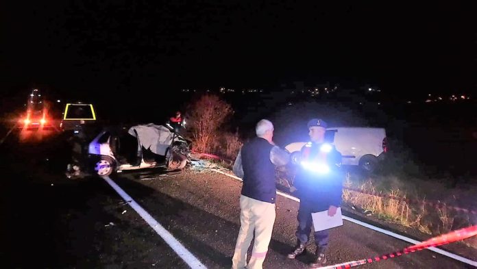 TRAKTÖR RÖMORKUNA ÇARPARAK SAVRULAN OTOMOBİL HAFİF TİCARİ ARACA ÇARPTI: 1 ÖLÜ, 6 YARALI