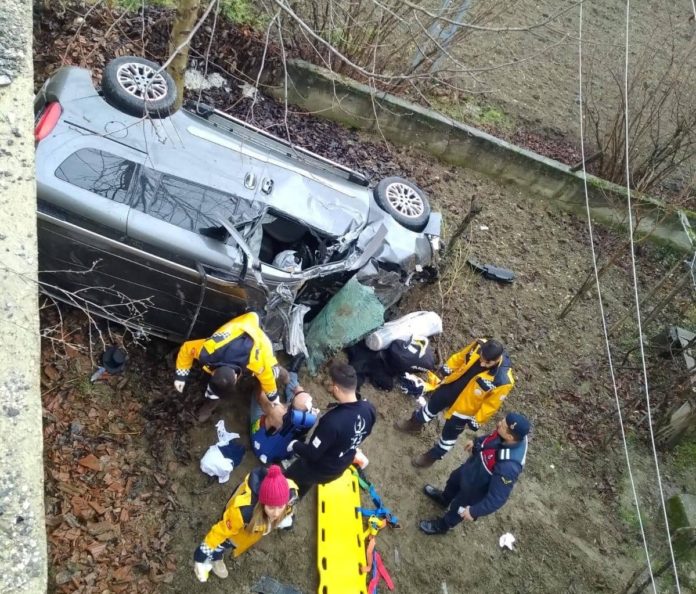 YOLDAN ÇIKAN OTOMOBİL EVİN BAHÇESİNE UÇTU: 1 ÖLÜ, 2 YARALI