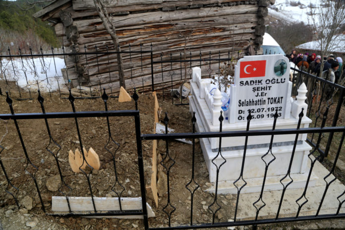 Şehit annesi 27 yıldır yalnız bırakmadığı oğlunun yanına defnedildi