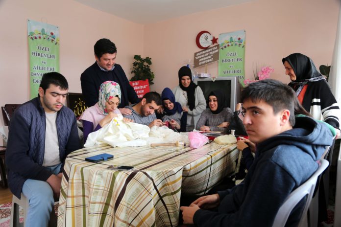 Kastamonu'daki kurslara katılan engelliler hem öğreniyor hem de eğleniyor