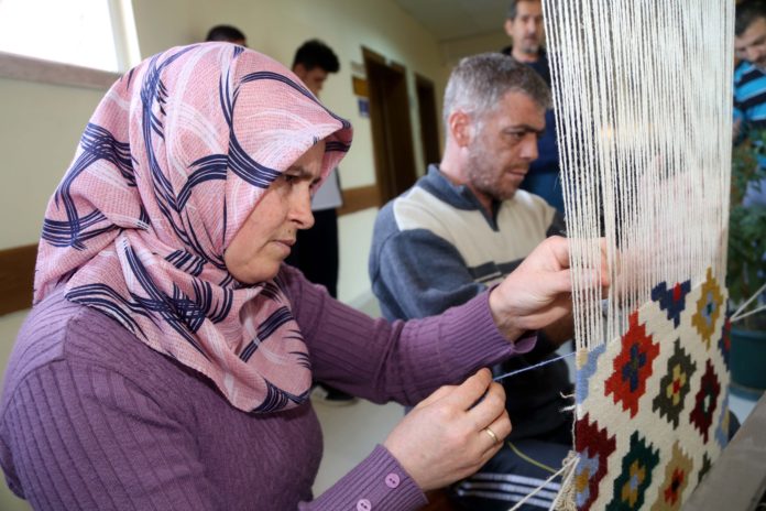 Fizik tedavi merkezinde kilim dokuyarak rehabilite oluyorlar