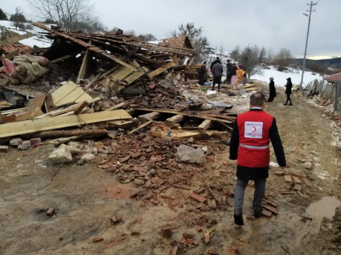 Kastamonu'da fırtına nedeniyle 2 katlı ahşap ev yıkıldı