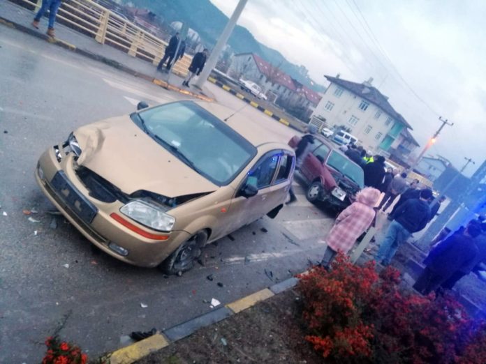 KARABÜK'TE İKİ OTOMOBİL ÇARPIŞTI: 4 YARALI