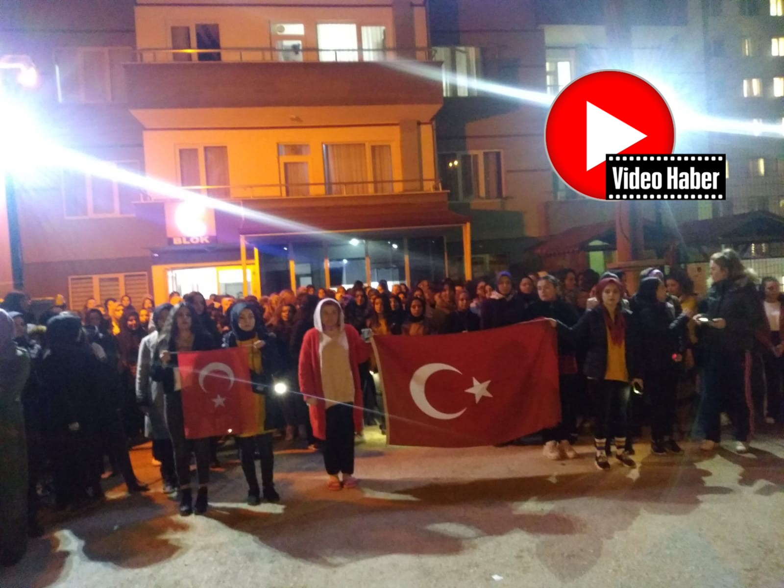 Kız yurdu öğrencileri şehitlerimizi unutmadı