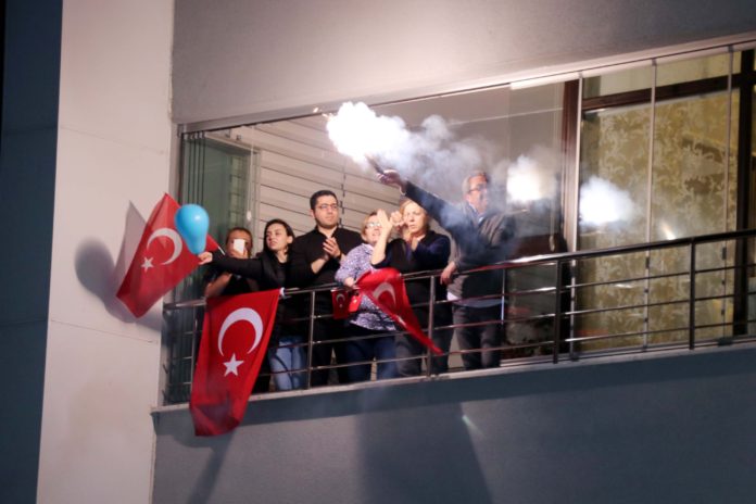İstiklal Marşı 23 Nisan coşkusuyla balkonlardan seslendirildi