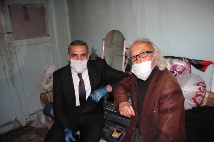(ÖZEL) EVDE TEK BAŞINA KALINCA MORALİ BOZULAN AMCAYA KAYMAKAMLIK SOHBETE GİTTİ 'YALNIZIM' DİYE MESAJ ATAN AMCAYA, KAYMAKAMLIK SOHBETE GİTTİ