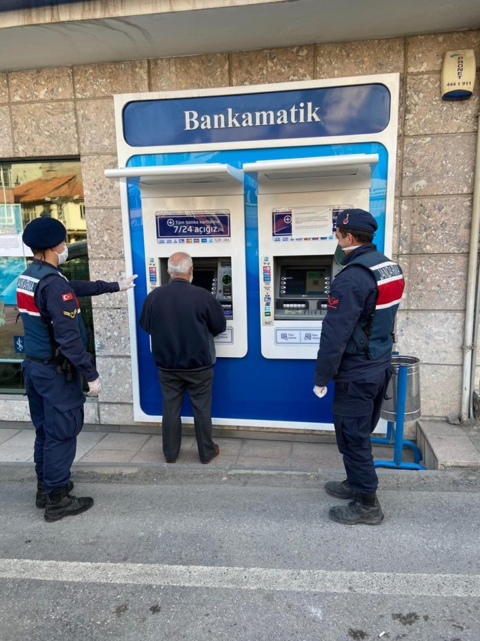 YAŞLI ADAMI TELEFON DOLANDIRICILARINDAN JANDARMA KURTARDI