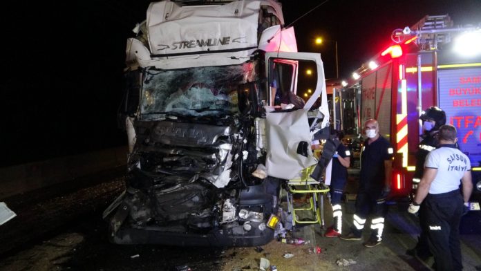 KIRMIZI IŞIKTA BEKLEYEN TIRA ÇARPAN TIR SÜRÜCÜSÜ HAYATINI KAYBETTİ