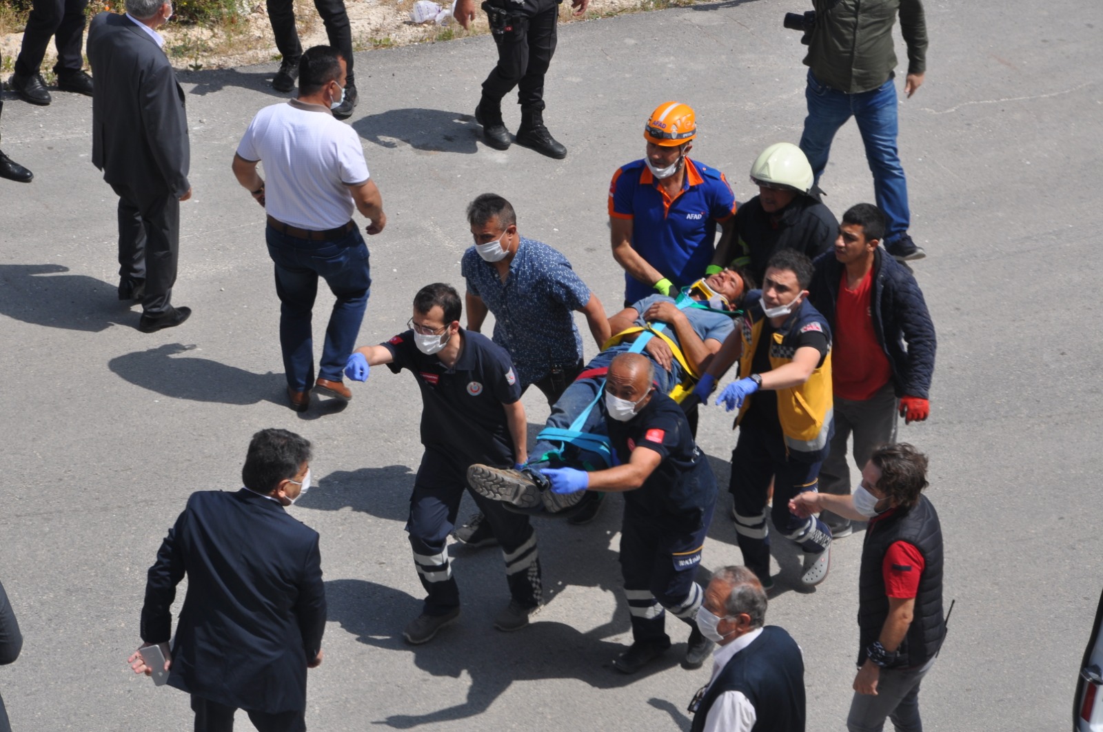 Spor salonu inşaatında can pazarı; Çatı çöktü: 1 işçi öldü, 1 işçi yaralandı