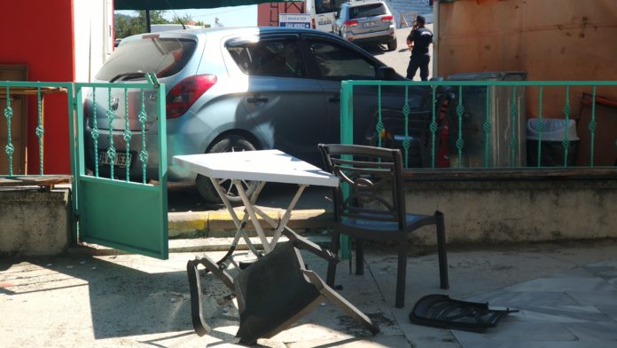 Kastamonu'da el freni tutmayan otomobil bankamatiğe çarparak durdu