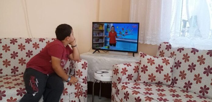 EBA TV'yi izleyemeyen çocuklara televizyon alındı