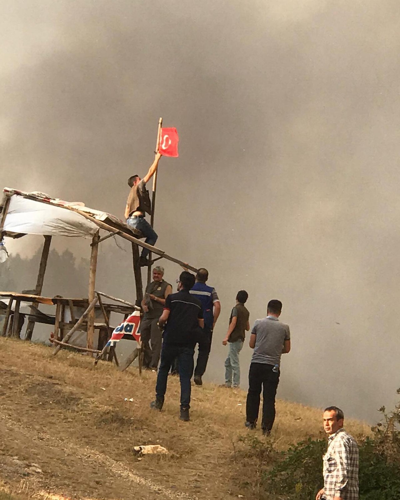 Bayrağı alevlere  teslim etmemişler