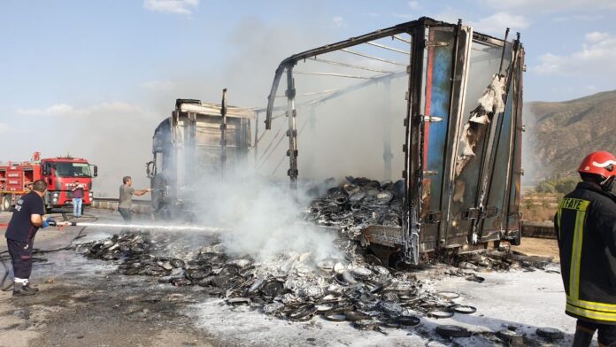 KASTAMONU'DA YABANCI PLAKALI TIR, ALEV ALEV YANDI