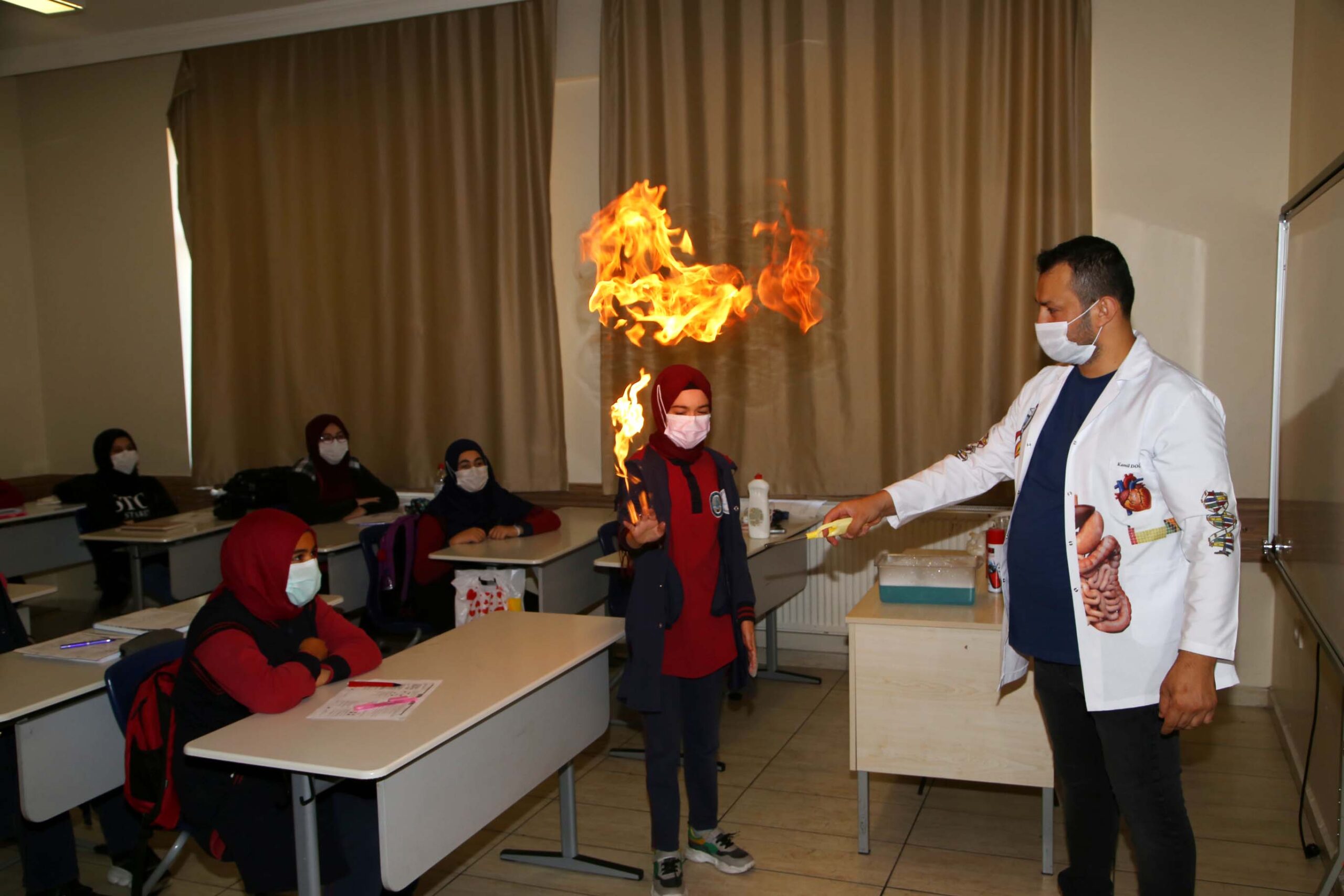 İlk derse deneyle başladılar