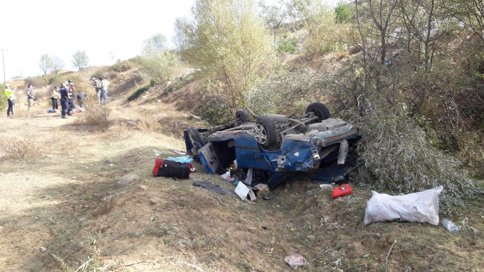 Otomobil tarlaya uçtu: 2 yaralı