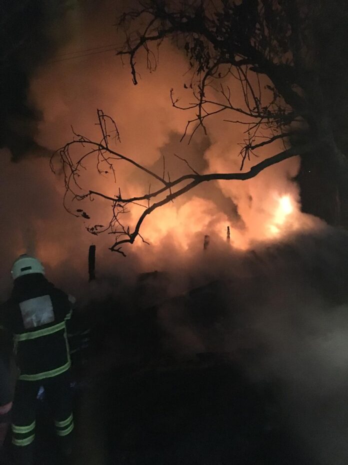 KASTAMONU'DA ÜÇ KATLI AHŞAP EV ÇIKAN YANGINDA KÜL OLDU