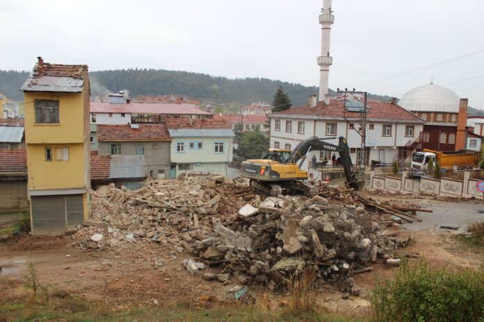 KASTAMONU'DA TEHLİKE ARZ EDEN 9 ADET METRUK BİNA YIKILIYOR