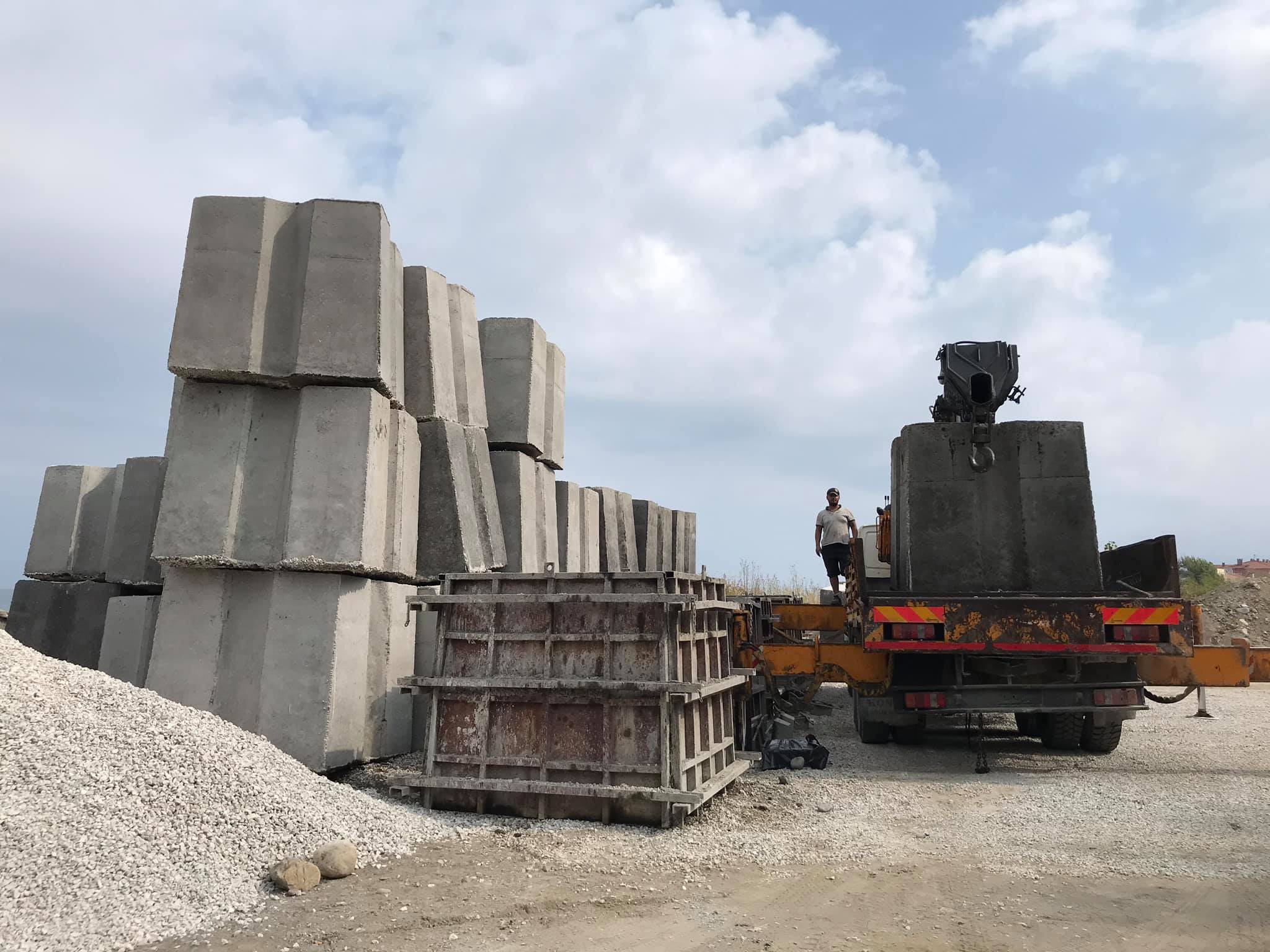 Beton bloklar  denize indiriliyor