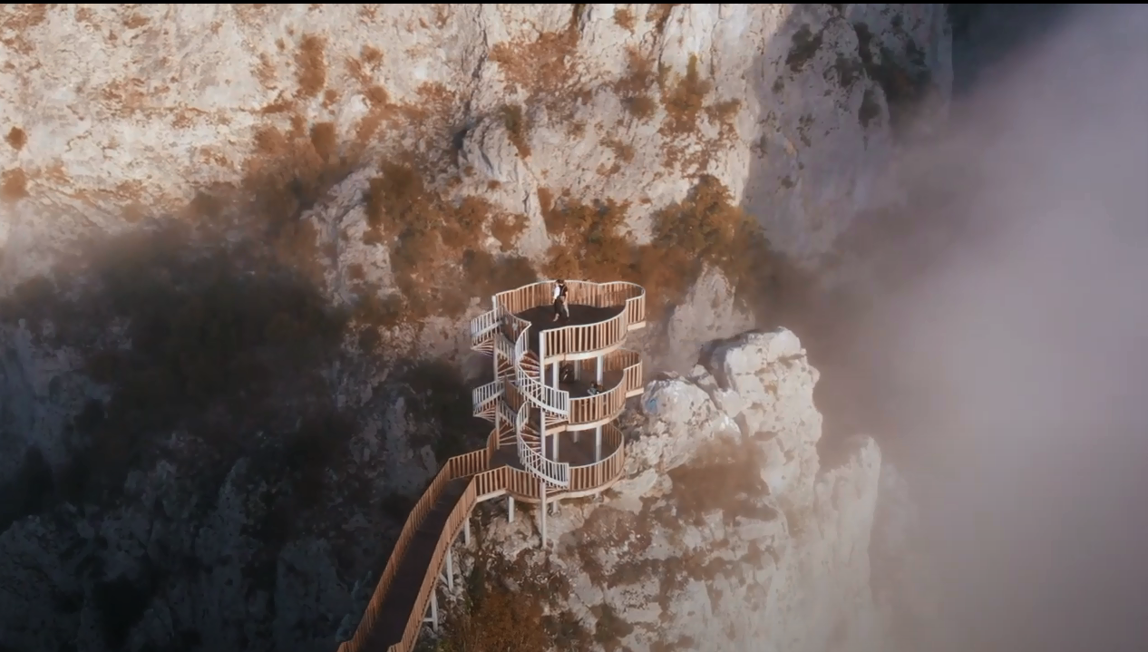 Muhteşem Valla  manzarasında dans