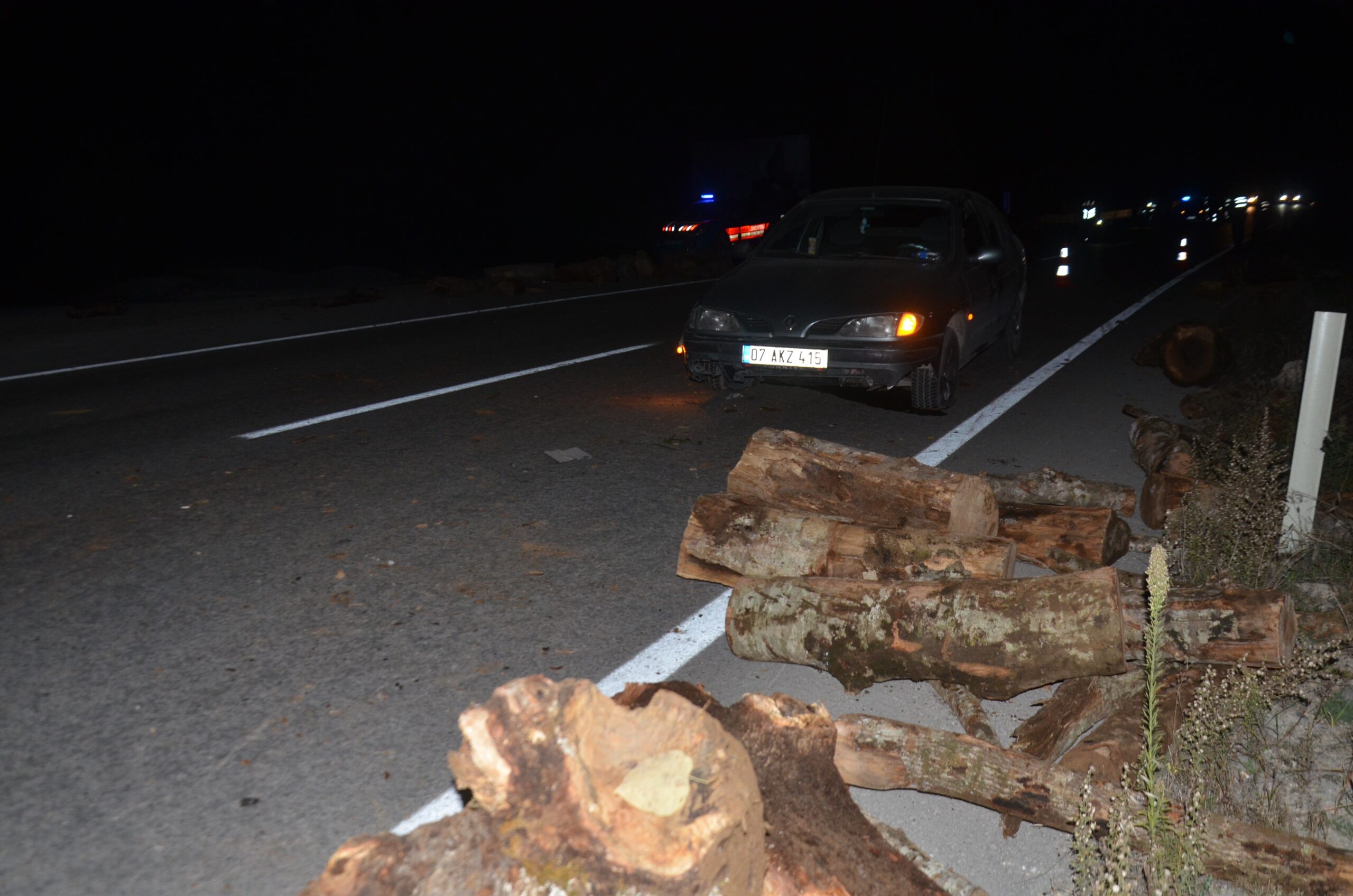 Kamyondaki odunlar karayoluna düştü, iki araçta maddi hasar oluştu