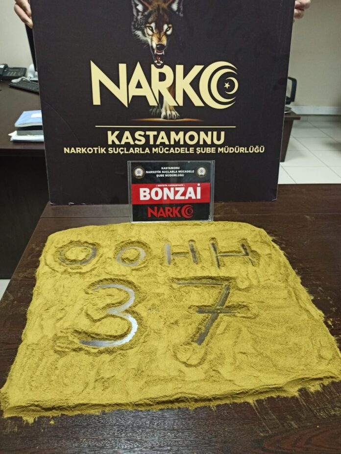 Kastamonu'da polisler ele geçirdikleri uyuşturucuyla
