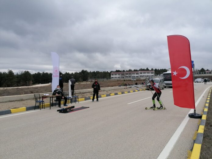 Kastamonu'da yeterli kar olmadığı için kayak yarışma sezonu asfaltta açıldı