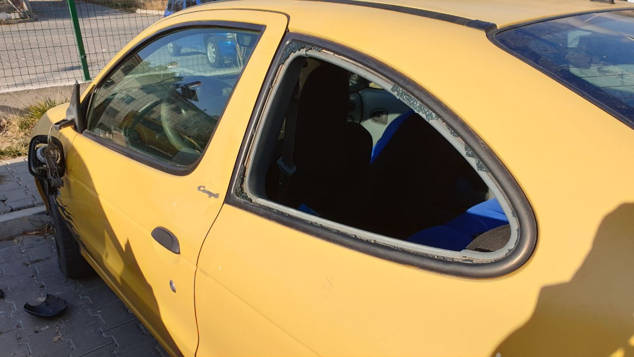 Tanımadığı kişi arabasına zarar verdi