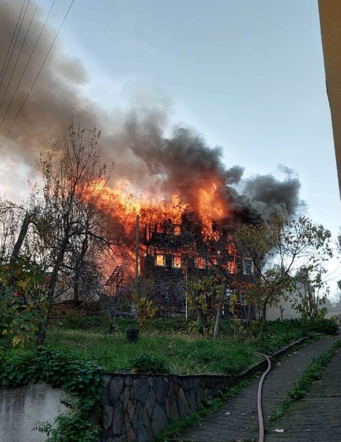 KASTAMONU'DA 2 KATLI AHŞAP EV YANARAK KULLANILAMAZ HALE GELDİ