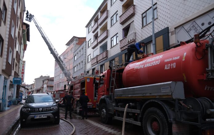 KASTAMONU'DA ÇATIDA ÇIKAN YANGINA EKİPLER MÜDAHALE ETTİ