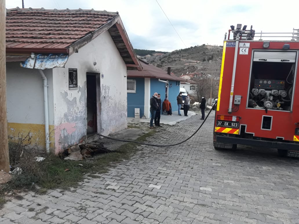 Babasından kalan evi yaktı!