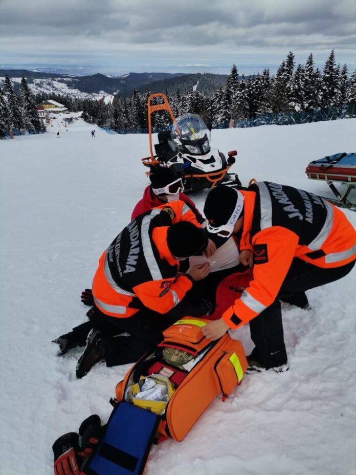 Ilgaz Dağı'nda kaza geçiren kayakçılara ilk müdahaleyi jandarma yapıyor