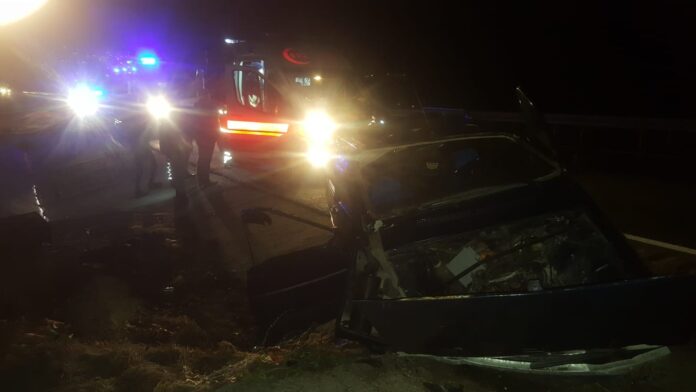 TOSYA'DA OTOMOBİL MENFEZE ÇARPTI: 3 YARALI