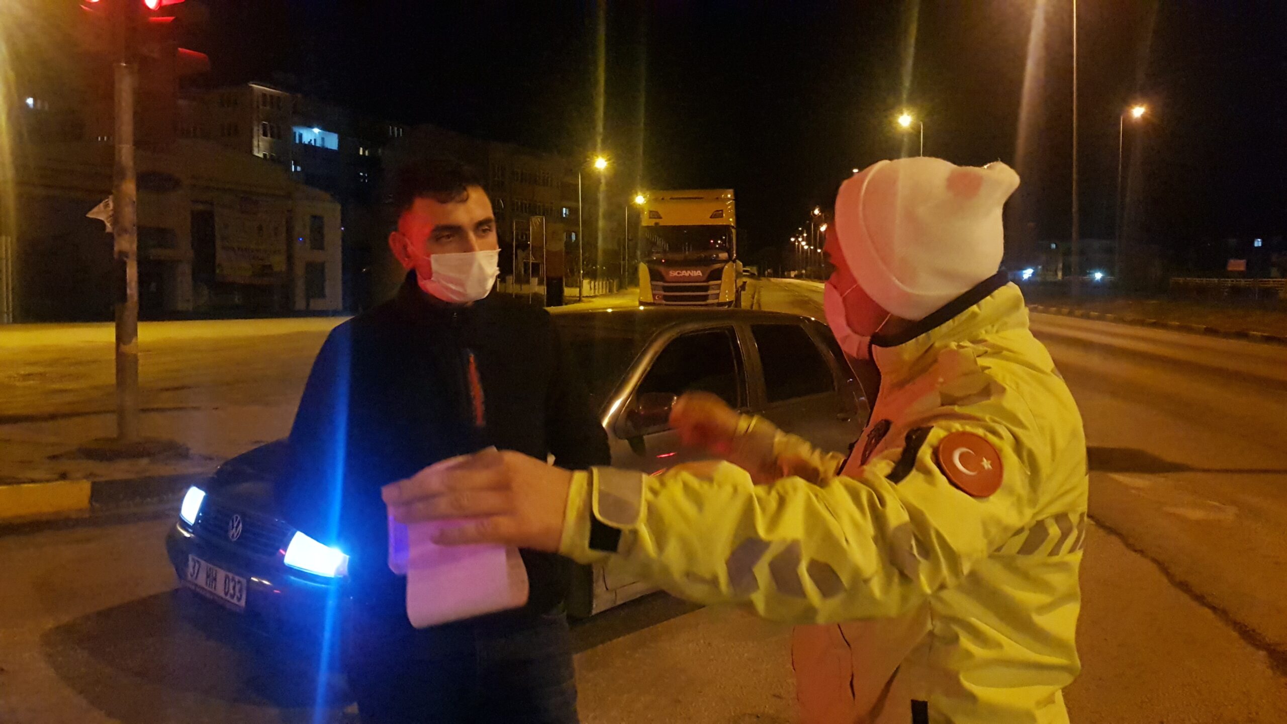 Ehliyetsiz sürücü otomobili ile cenazeye gitmeye kalkıştı, polislere yakalandı