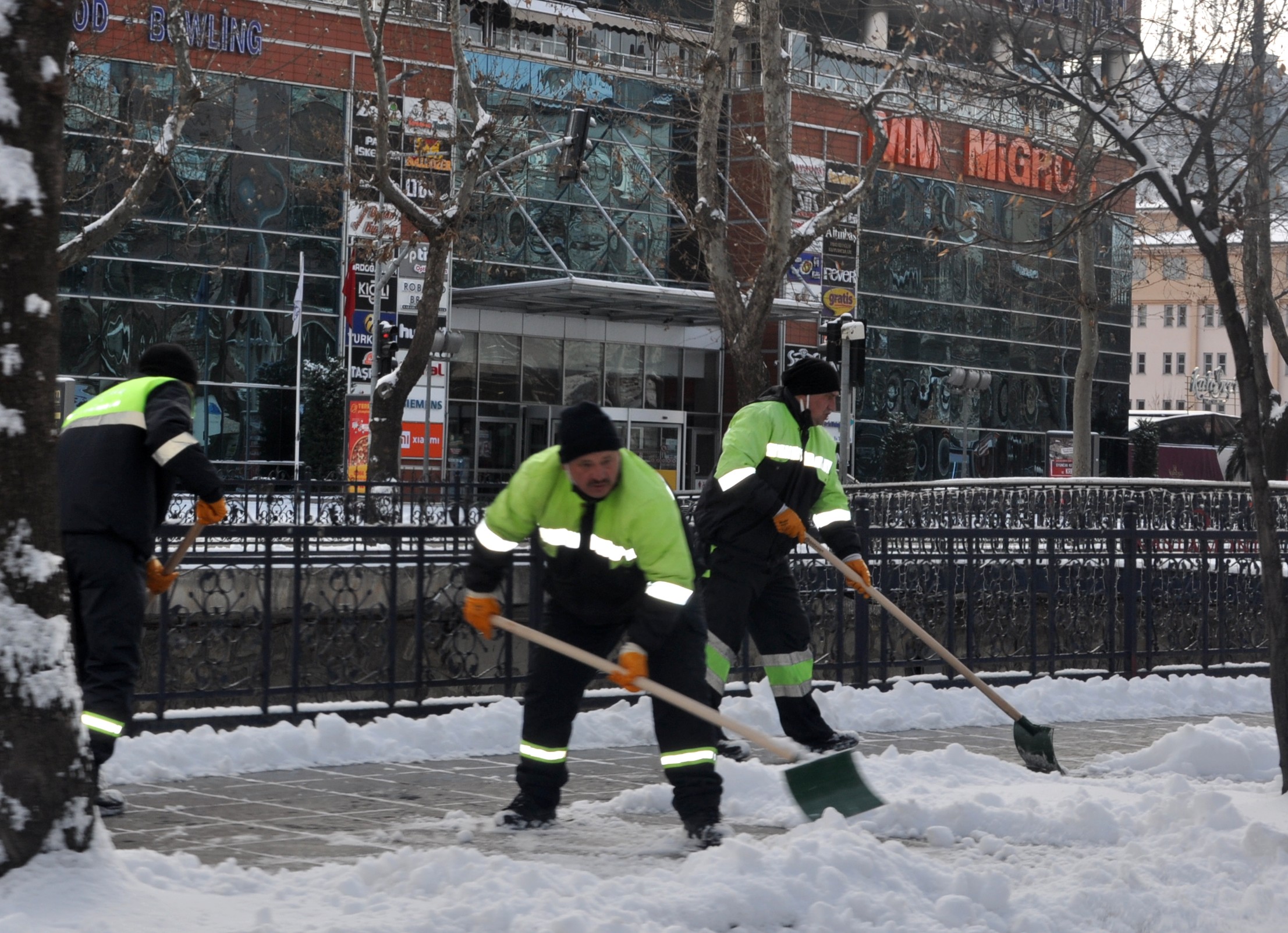 KAR İNDİ, HASRET DİNDİ
