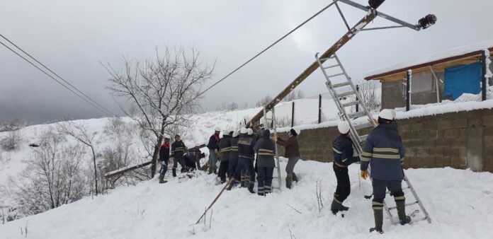 Soğuk hava ve karlı arazide ekipler yerleşim yerlerini aydınlatabilmek için çalışıyor