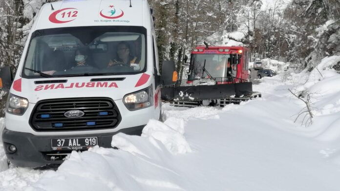 Kastamonu'da kardan yolu kapanan köylerde hastalanan 2 kişi hastaneye ulaştırıldı