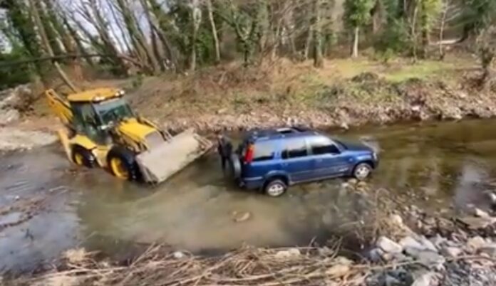 OFF-ROAD YAPMAK İSTEYEN GENÇLER DEREDE MAHSUR KALINCA İMDATLARINA KEPÇE YETİŞTİ
