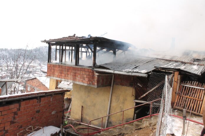 ALEVLERE TESLİM OLAN 2 KATLI EV KULLANILAMAZ HALE GELDİ